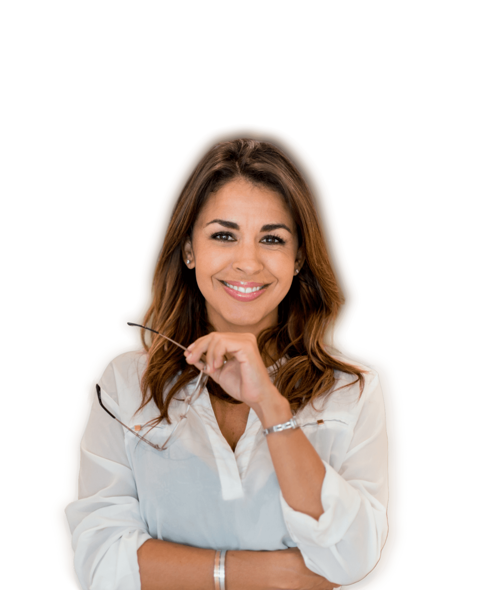 Mulher confiante e sorridente segurando óculos, representando profissionalismo e independência, público-alvo do CFO as a Services da Dona Financeira.